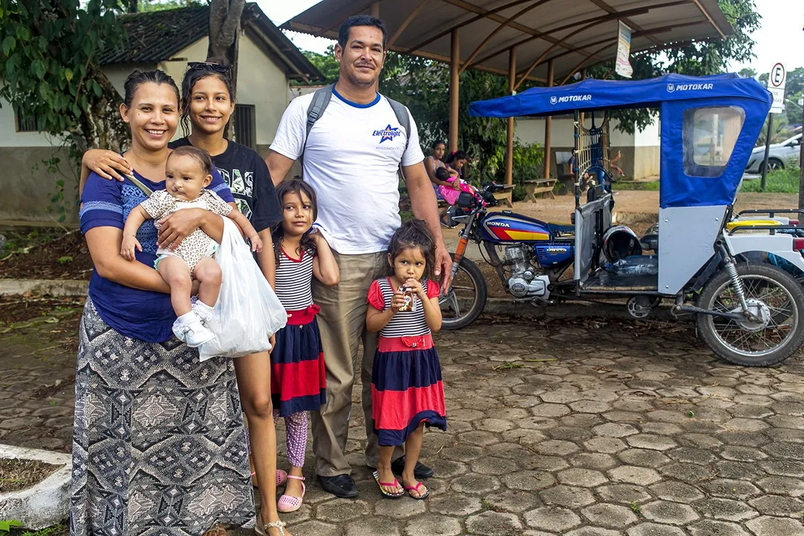 Three-month-old Elizabeth surrounded by her mother, Yelisbeth, her father, Yoel, and her siblings.