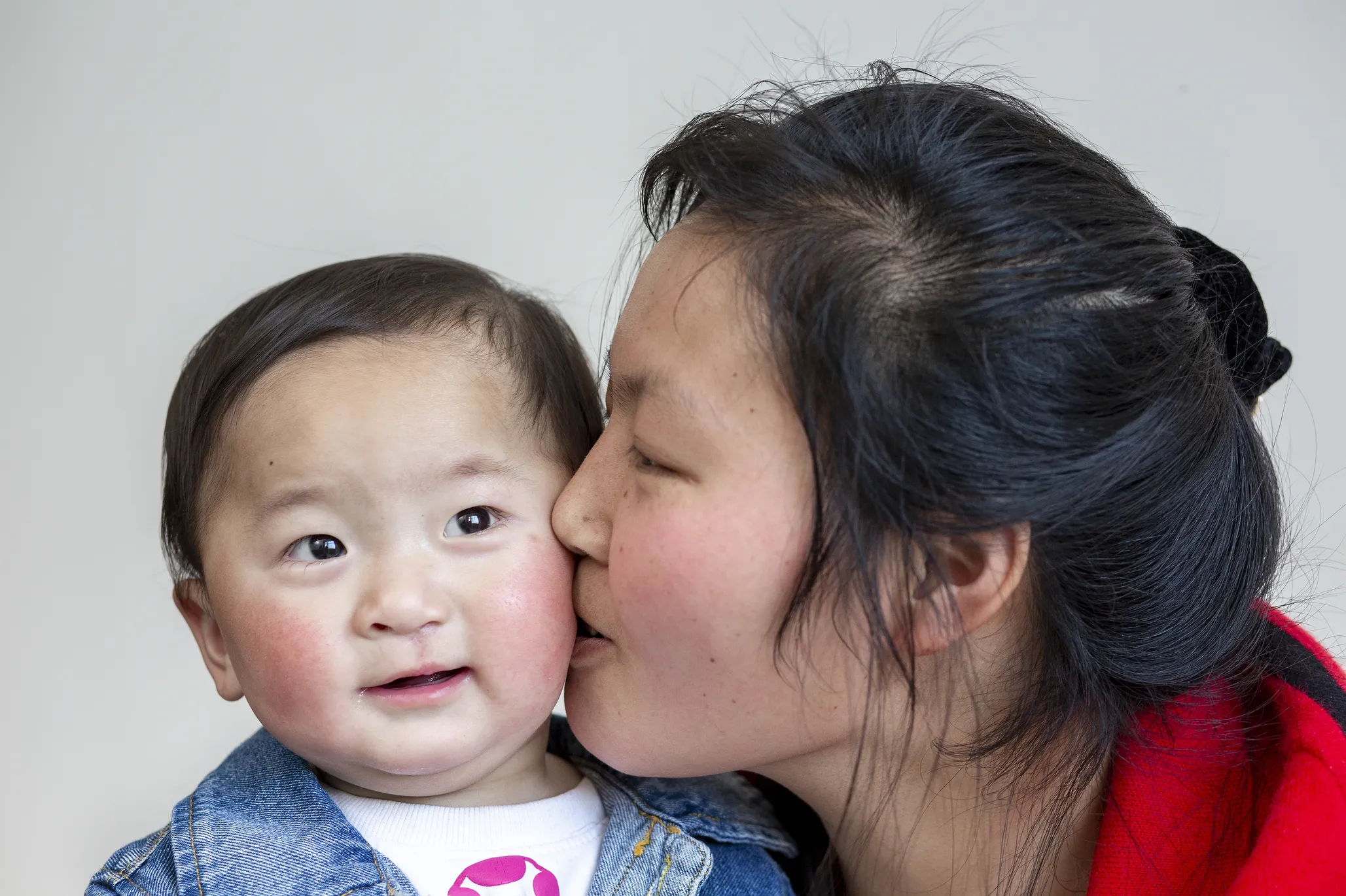 Yi Miang and his mom, Lu Gong'e, after Yi Miang's surgery.