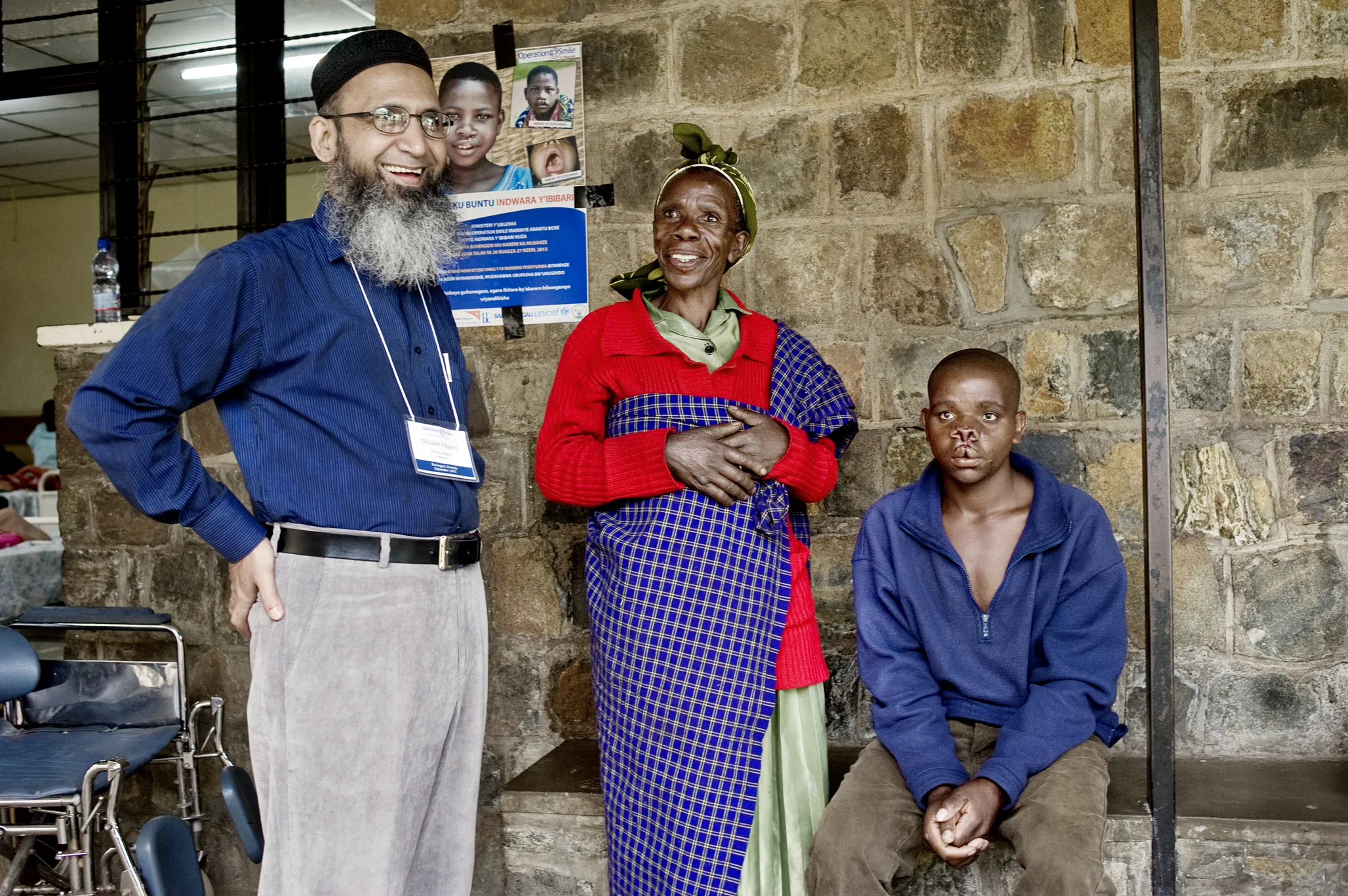 Dr. Ghulam Qadir Fayyaz speaks with Enok and Enok's mother a post-surgery visit.