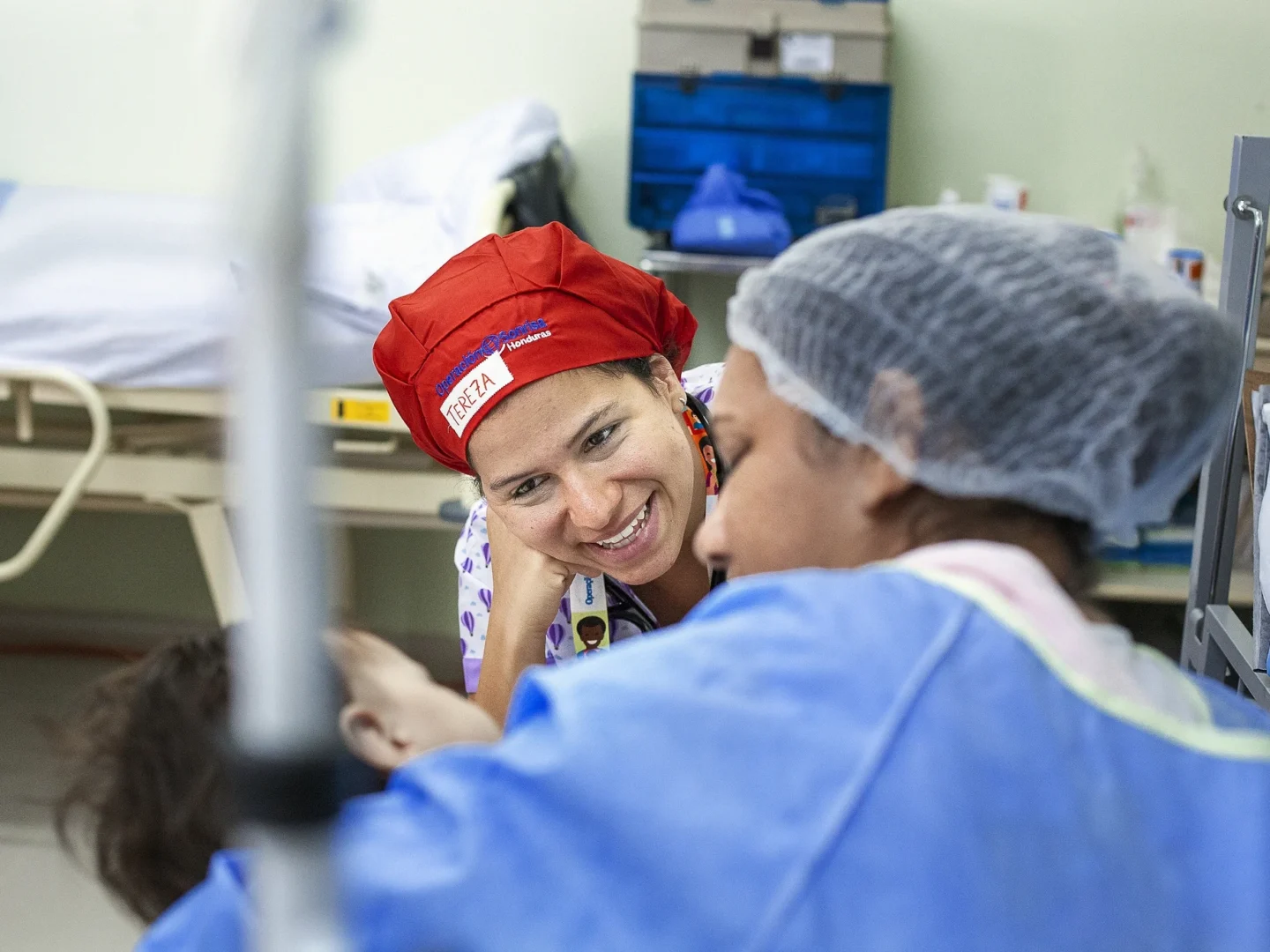 Dr. Tereza Sigaud visits with a patient after surgery.