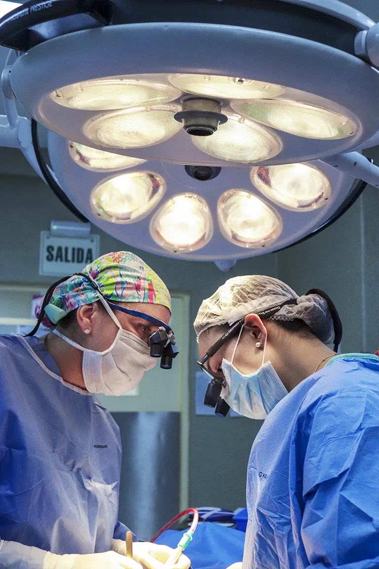 Trainee Dr. Atenas Bustamante (right) operates alongside Dr. Magdalena Soldanska.